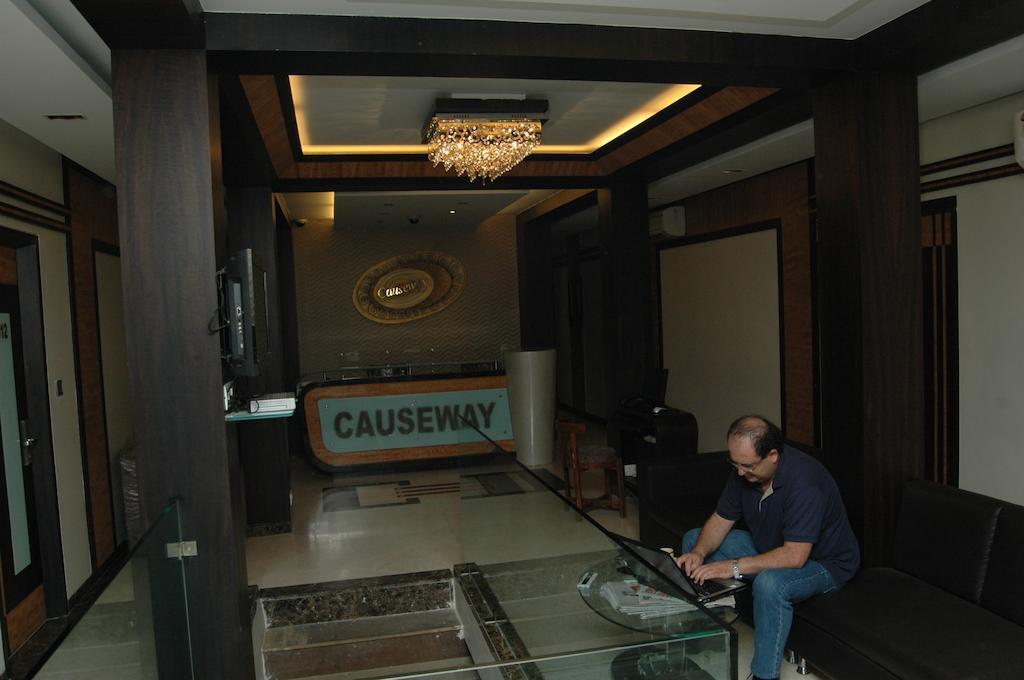 Hotel Causeway, Colaba Mumbai  Buitenkant foto